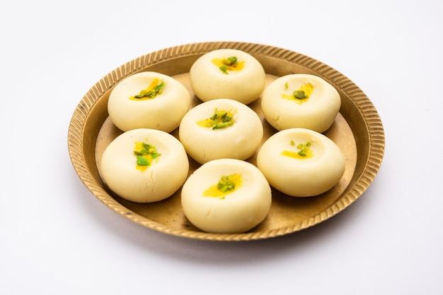 Sandesh ou shondesh est un dessert originaire de l'Inde du Bengale créé avec du lait et du sucre