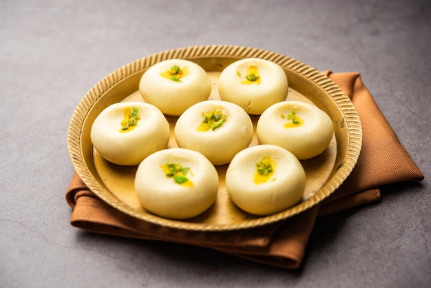 Sandesh ou shondesh est un dessert originaire de l'Inde du Bengale créé avec du lait et du sucre