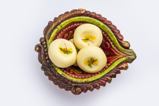 Sandesh ou shondesh est un dessert originaire de l'Inde du Bengale créé avec du lait et du sucre