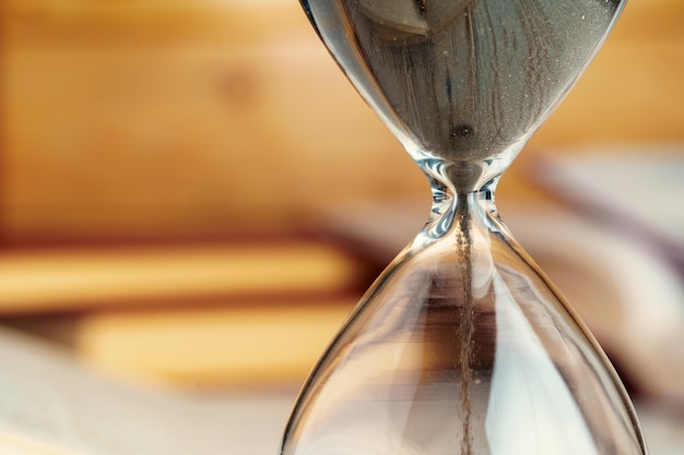 Sandglass clock bouchent sur une table