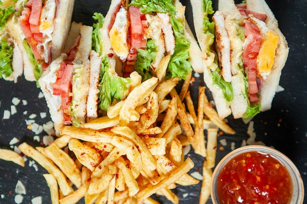 Sandiwch Délicieux Avec Des Frites Et Des Sos Rouges Savoureux.