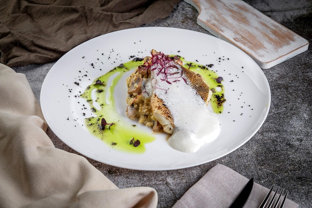 Sandre de la Volga avec risotto au millet jaune Sandre frit millet Parmesan champignons vin fromage et sauce à la crème