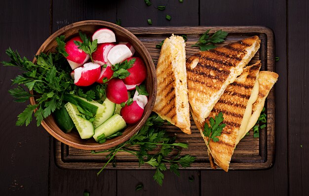 Sandwich américain au fromage chaud. Sandwich au fromage grillé fait maison pour le petit déjeuner. Vue de dessus