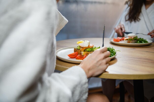 Sandwich appétissant avec œuf poché sur la table