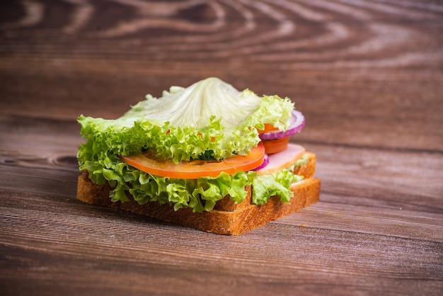 Sandwich au bacon et légumes