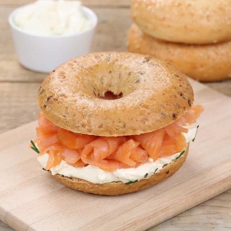 Photo sandwich au bagel sain pour le petit-déjeuner avec du poisson saumon