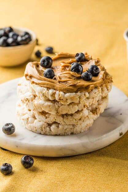 Sandwich au beurre d'arachide et aux gâteaux de riz Une collation protéique saine