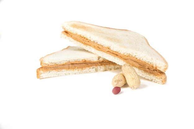 Sandwich au beurre d'arachide isolé sur blanc