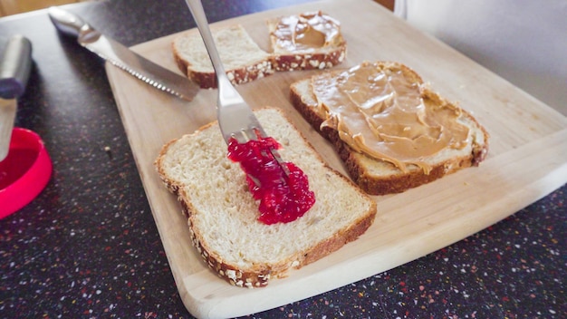 Sandwich au beurre de cacahuète et à la confiture