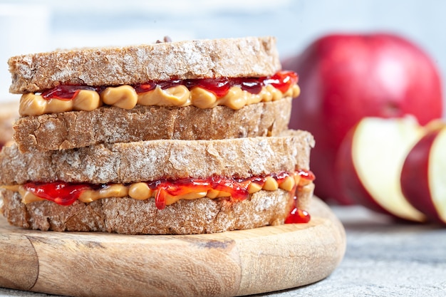 Sandwich au beurre de cacahuète et à la confiture