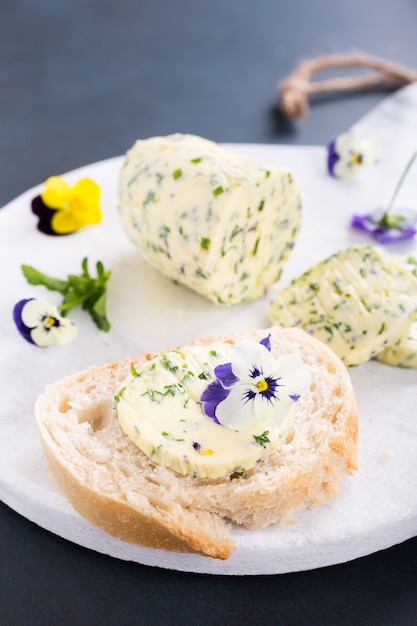 Sandwich Au Beurre D'herbes Et De Fleurs Comestibles