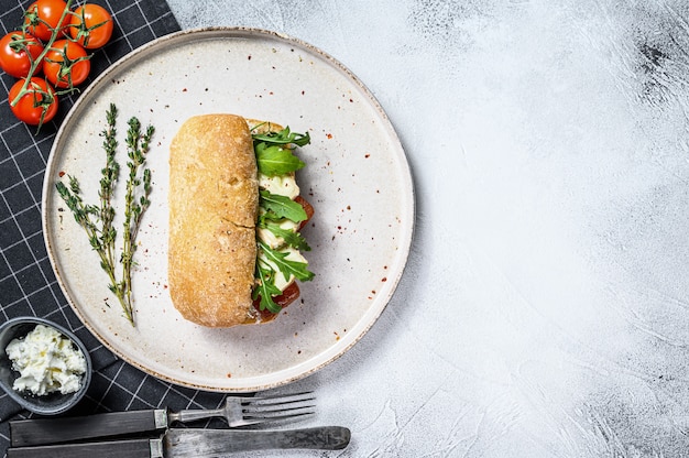 Sandwich au camembert frais, marmelade de poire, ricotta et roquette. Vue de dessus