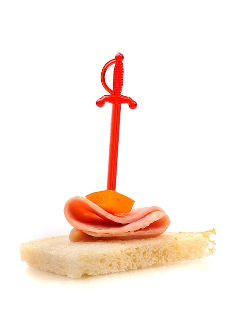 Sandwich au canapé avec saucisse isolé sur blanc