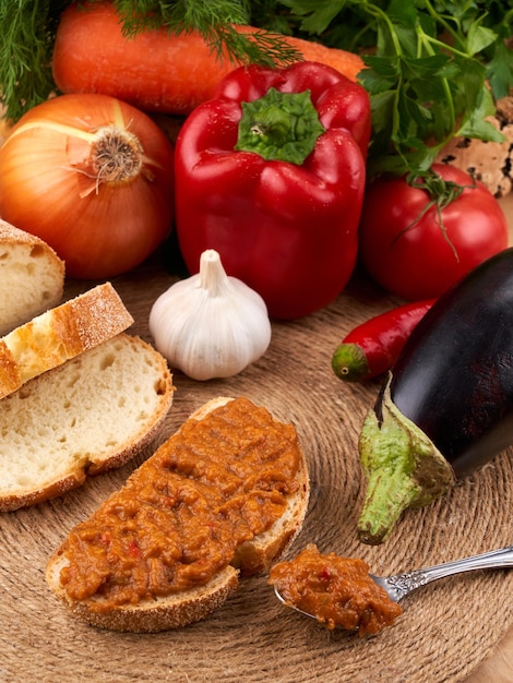 Sandwich au caviar de courge, table aux légumes