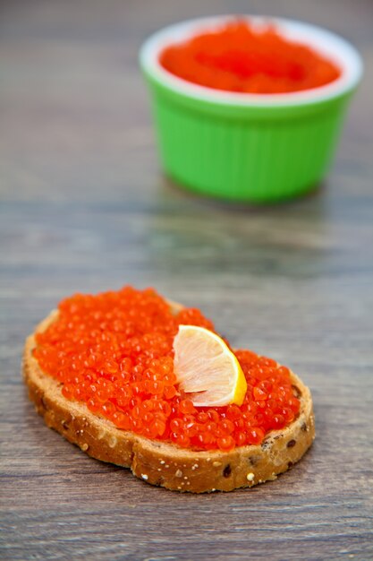 Sandwich au caviar rouge