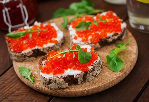 Sandwich au caviar rouge