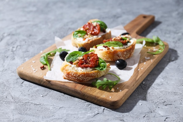 Sandwich au concept de collation savoureuse aux tomates séchées