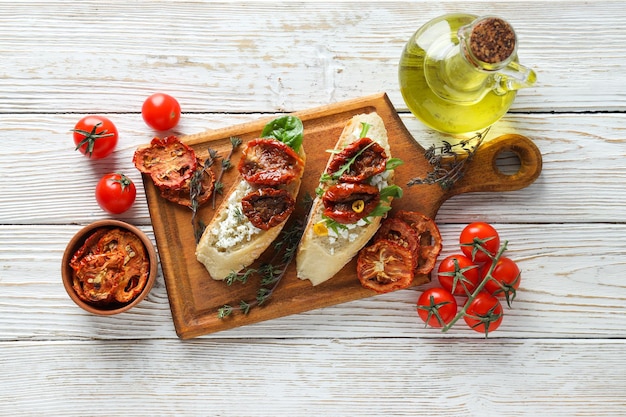 Sandwich au concept de collation savoureuse aux tomates séchées