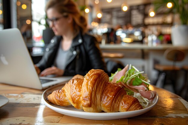 Photo sandwich au croissant avec du jambon et de la ragoule sur une table en bois