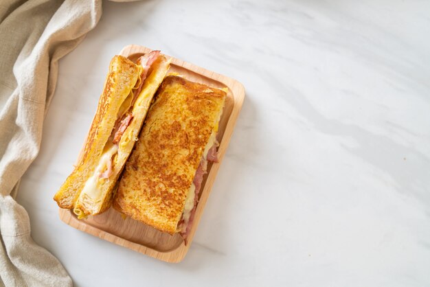 Sandwich au fromage au jambon et au bacon avec des œufs