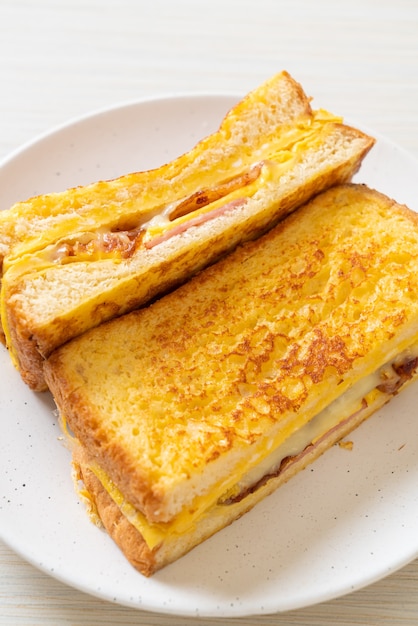 Sandwich au fromage bacon jambon pain doré maison avec oeuf