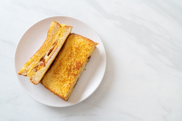 Sandwich au fromage de bacon de jambon de pain perdu fait maison avec l'oeuf