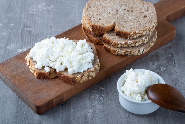 Sandwich au fromage cottage sur une table en bois