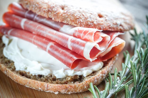 Photo sandwich au fromage à la crème et au jamon