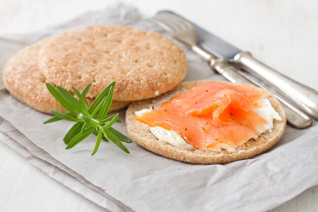 Sandwich au fromage à la crème et au saumon fumé