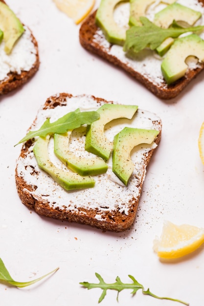 Sandwich au fromage à la crème et à l'avocat