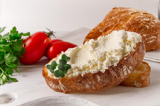 Sandwich au fromage à la crème fait maison sur une planche à découper style rustique aucun peuple petit-déjeuner mise au point sélective