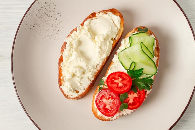 Sandwich au fromage à la crème fait maison sur une planche à découper style rustique aucun peuple petit-déjeuner mise au point sélective