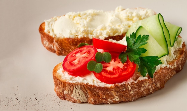 Sandwich au fromage à la crème fait maison sur une planche à découper style rustique aucun peuple petit-déjeuner mise au point sélective