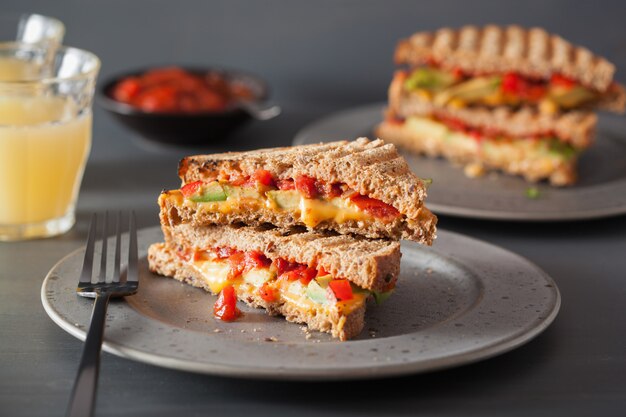 Sandwich au fromage grillé avec avocat et tomates