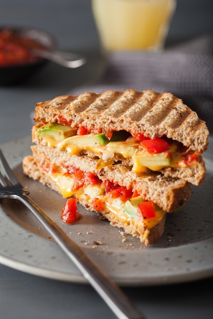 Sandwich au fromage grillé avec avocat et tomates