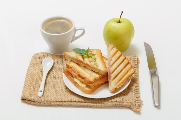 Sandwich au fromage grillé fait maison pour le petit déjeuner avec une tasse de café