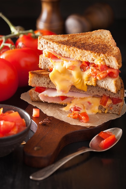 Sandwich au fromage grillé avec jambon et tomate