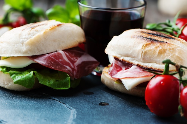 Sandwich au fromage, jambon et légumes