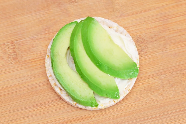 Sandwich au gâteau de riz avec avocat frais et fromage à la crème