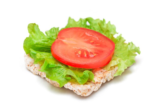 Sandwich au gâteau de riz avec tomate et laitue isolée