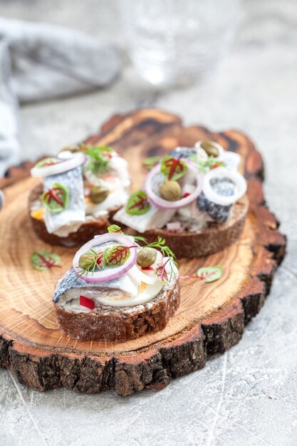 Sandwich au hareng, à l'oignon et aux œufs