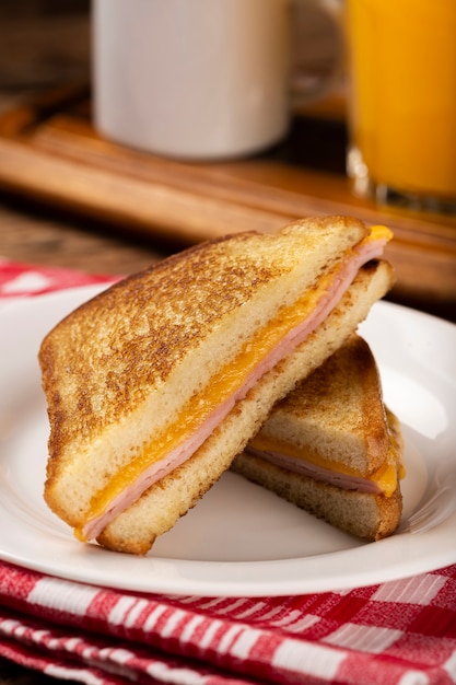 Sandwich au jambon et au fromage grillé avec du fromage et du jambon sur le gril