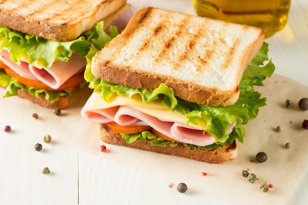 Sandwich au jambon et au fromage.