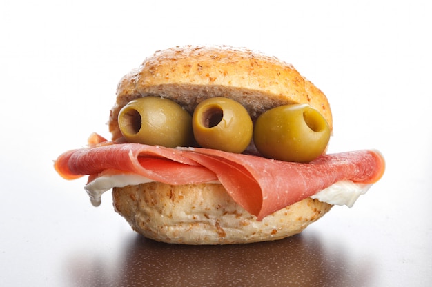 Sandwich au jambon et aux olives avec mozzarella