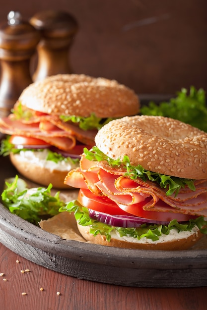 Sandwich au jambon sur bagel avec oignon tomate au fromage à la crème