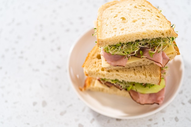 Sandwich au jambon, concombre et germes