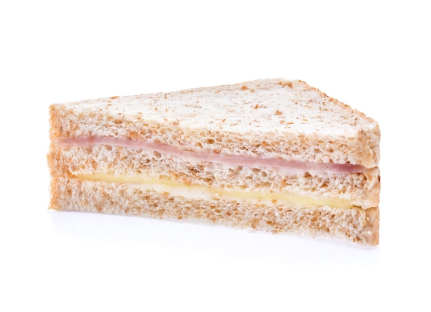 Sandwich au jambon et fromage isolé sur fond blanc