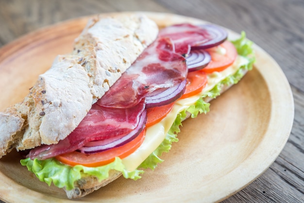 Sandwich au jambon, fromage et légumes frais