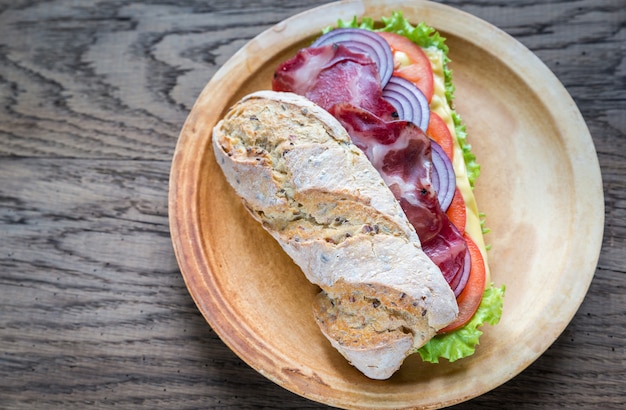 Sandwich au jambon, fromage et légumes frais