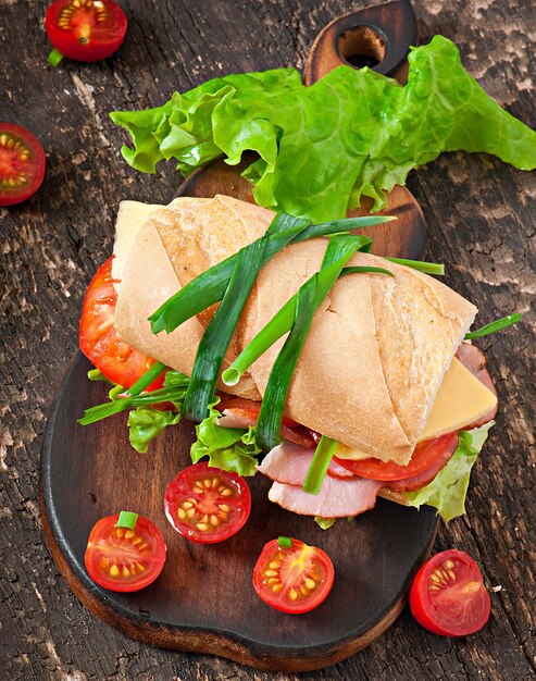 Sandwich au jambon, fromage et légumes frais